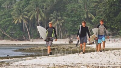 “Surfing Pro di Tanjung Setia, Lampung Barat: Ombak Keren Jemput Talenta Nasional”