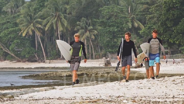 "Surfers Bersinar di Tanjung Setia: Ombak Menantang Melahirkan Generasi Juara"