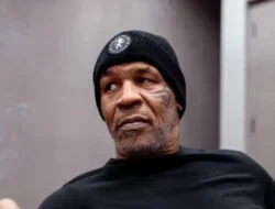 Legenda Tinju Mike Tyson Kolaps di Pesawat, Nasib Duel Lawan Jake Paul Terancam