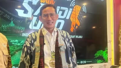 Cahaya Waisak Terangi Borobudur, Menparekraf Bidik Rekor Peziarah