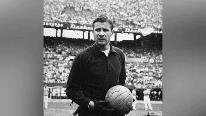 **Sang Jaring Baja: Legenda Lev Yashin, Sang Penjaga Gawang yang Mengabadikan Piala Eropa**