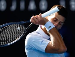 Djokovic Cedera, Lolos Dramatis ke Perempat Final French Open, Medvedev Kalah