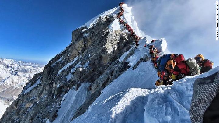 "Mendaki Kematian: Pengorbanan Tak Ternilai di Puncak Abadi yang Kelam"