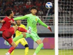 Kiper Muda Indonesia Langsung Dievakuasi Usai Gemilang Kawal Garuda Muda Tumbangkan Malaysia