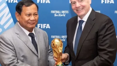 "Pertarungan Dua Sang Singa: Prabowo Bertemu Bos FIFA, Piala Dunia Melawat ke Paris"