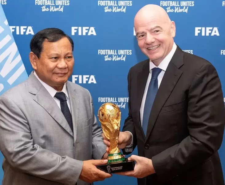 "Pertarungan Dua Sang Singa: Prabowo Bertemu Bos FIFA, Piala Dunia Melawat ke Paris"